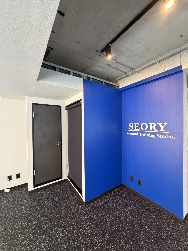 品川区五反田パーソナルジム完成rトイレドア壁サイン、ラバー床の写真