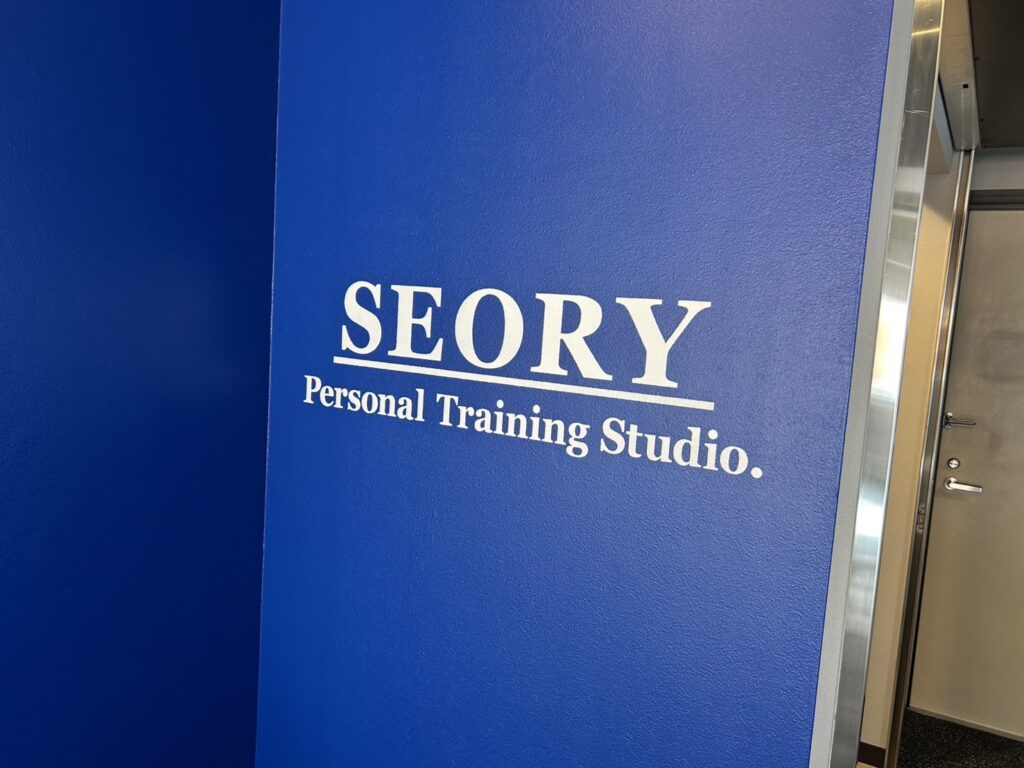 品川区五反田のジムサインの入った青い壁写真