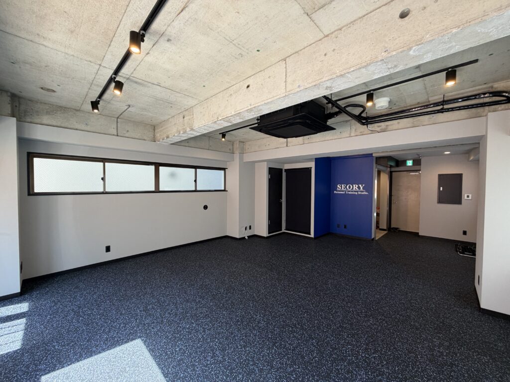 品川区五反田のジム全体、ライトの入った写真