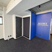 品川区五反田のジムトイレドアと青いサイン壁ラバー床の写真
