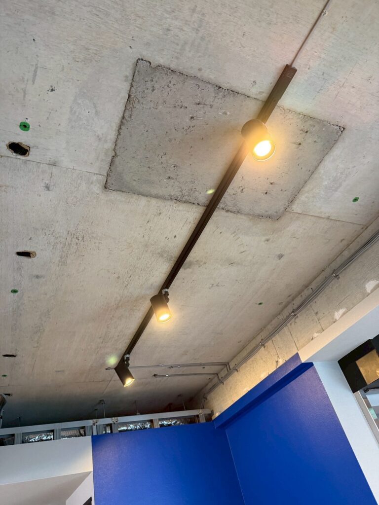 品川区五反田駅近く第2店舗天井照明と壁の写真