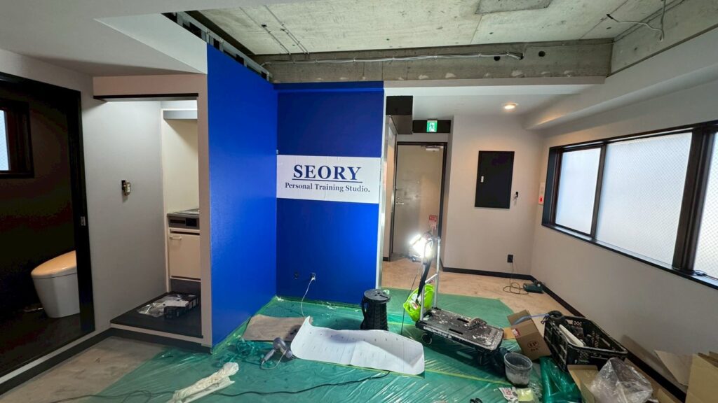 品川区五反田駅近くの第2店舗のセオリーサイン塗装途中の写真