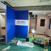 品川区五反田駅近く第2店舗の青い壁サインを入れた途中写真