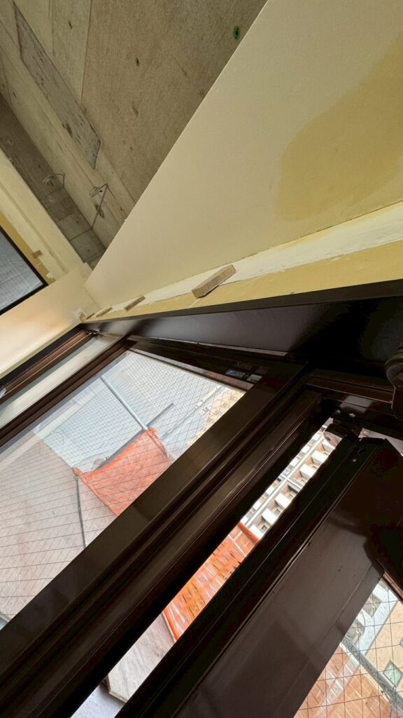 品川区五反田駅近く第2店舗の窓枠塗装黒塗り写真