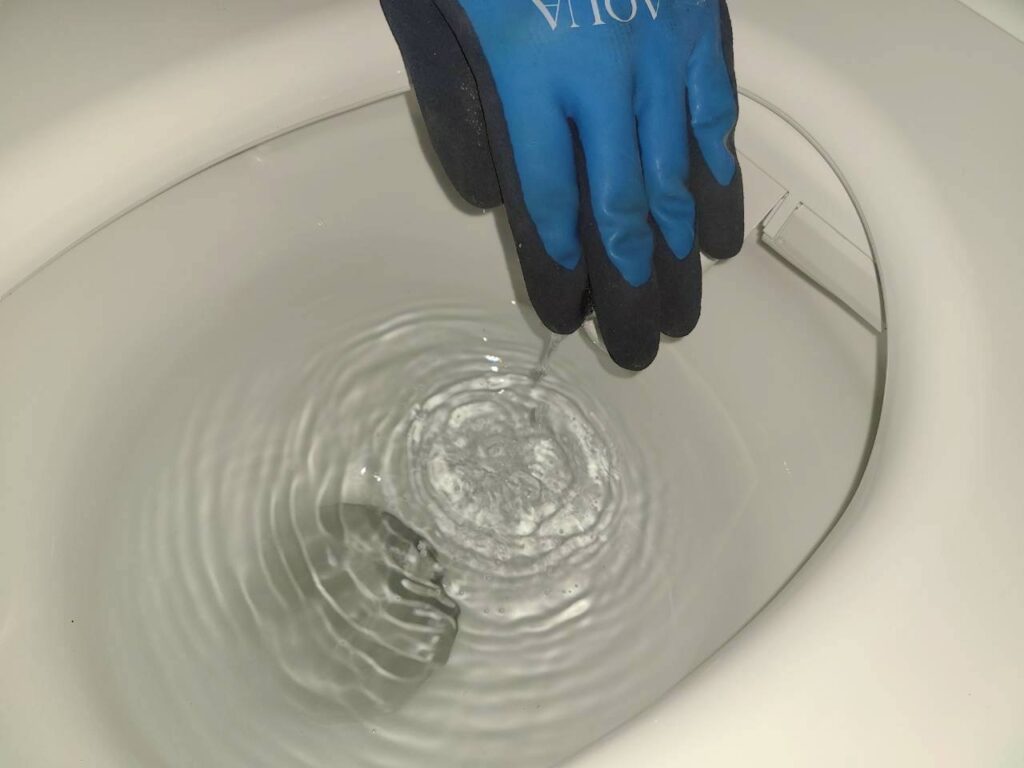 目黒区原町賃貸マンションタンクレストイレ交換したトイレ点検中写真