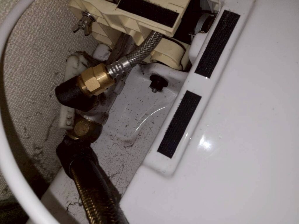 目黒区原町賃貸マンションタンクレストイレ交換工事中写真