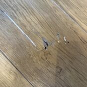 目黒区原町で改修工事後の傷穴が開いた床写真