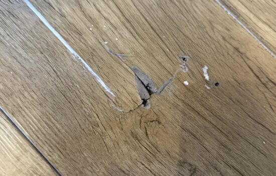 目黒区原町で部屋の改修後に床の傷や穴の破損が発生したのでリペアで修復