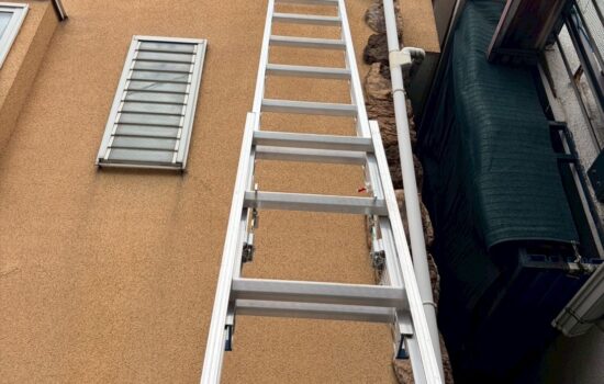 品川区小山で雨漏りしているベランダ防水工事の下地調整をします