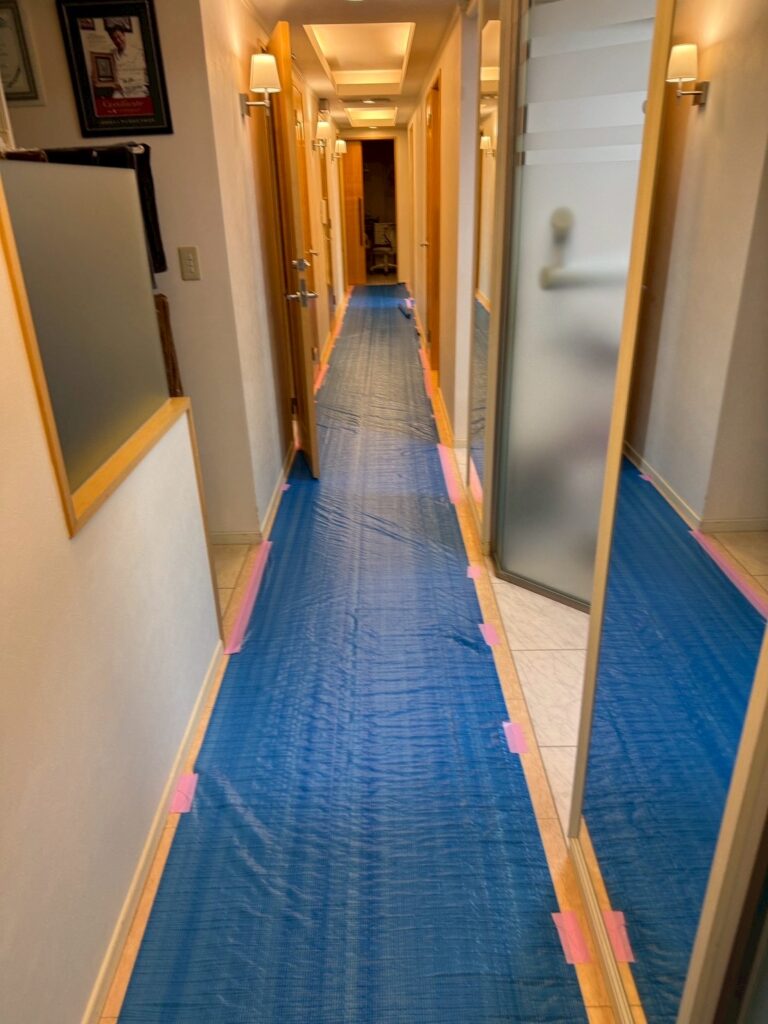 武蔵小山の歯医者さんの通路を養生している写真