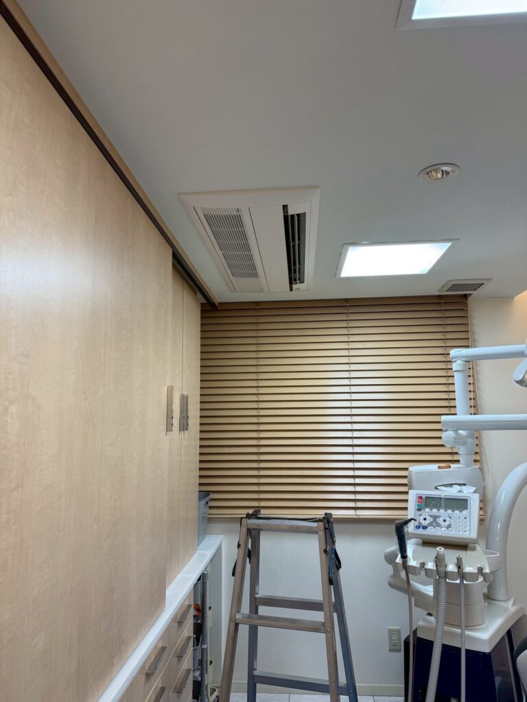 武蔵小山の歯医者さんの診療室天付けエアコン完了写真