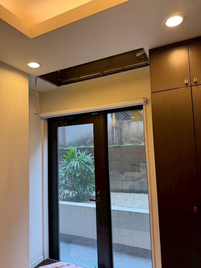 武蔵小山の歯医者さん出入口ドアの上天付けエアコン工事中写真