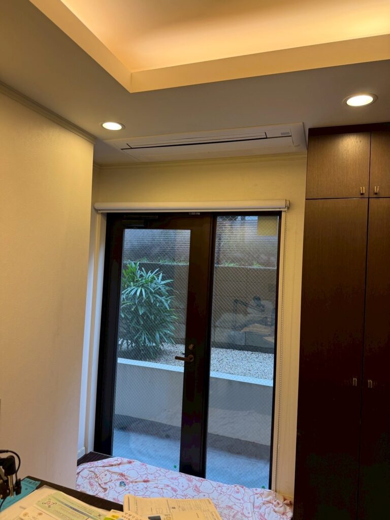 武蔵小山の歯医者さんの出入口ドア上天付けエアコン完了写真