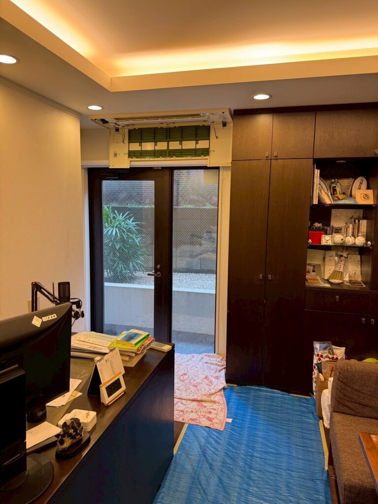 武蔵小山の歯医者さん出入口どあの上の既存エアコン写真