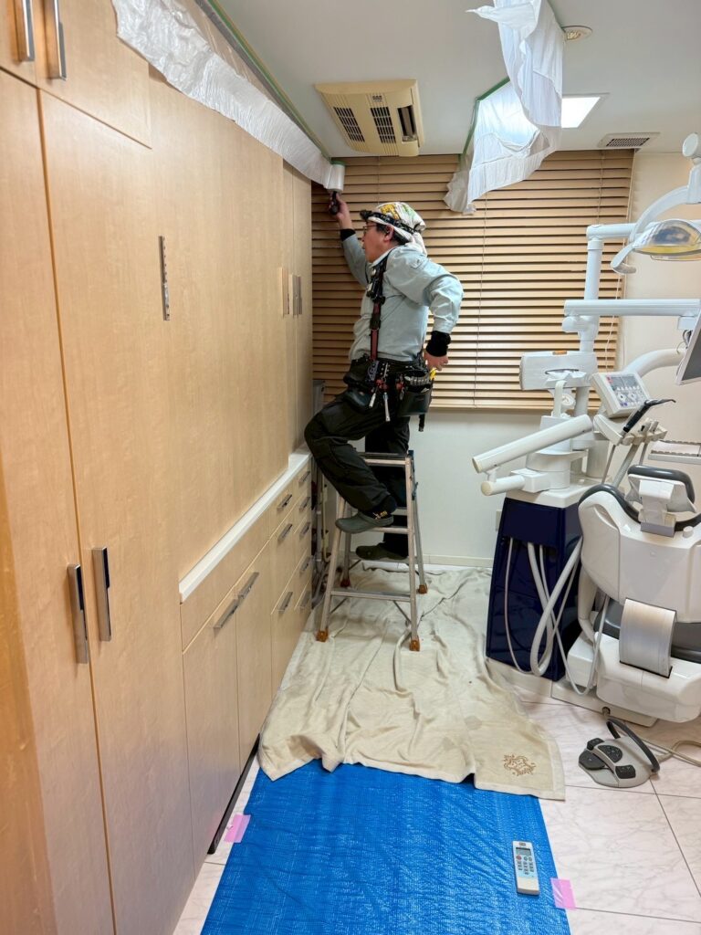 武蔵小山の歯医者さん診療室のエアコン作業の写真