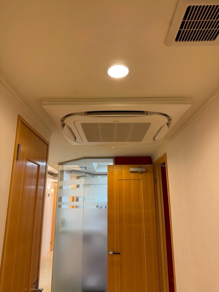 武蔵小山の歯医者さん廊下天井埋め込み型エアコン既存写真