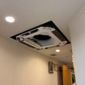 武蔵小山歯医者さんの廊下天付けエアコン工事中写真