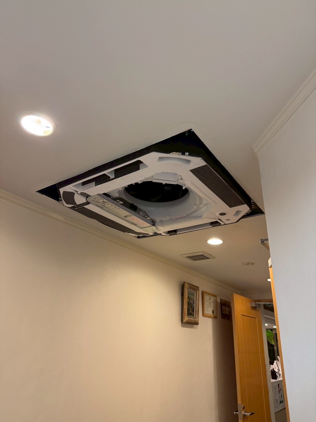 武蔵小山歯医者さんの廊下天付けエアコン工事中写真