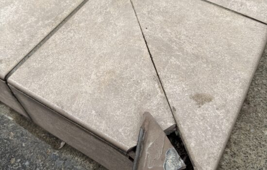 目黒区目黒本町で車でぶつけた玄関タイルの破損をリペアしました