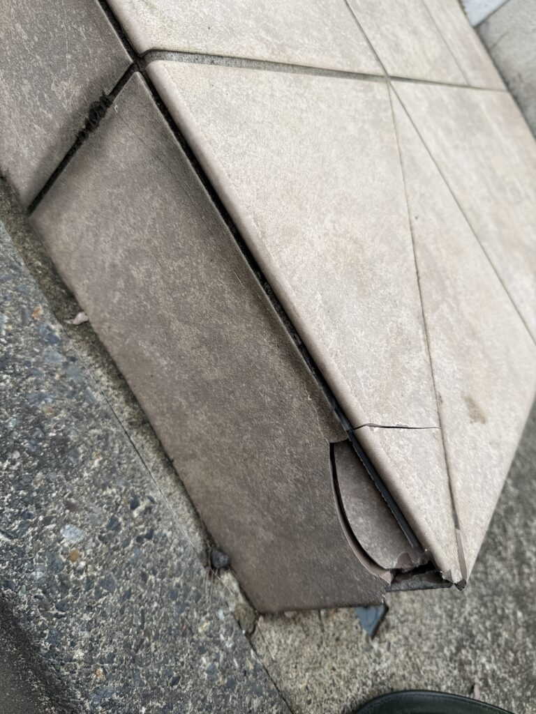 目黒区目黒本町で玄関タイル角度の違う割れた写真