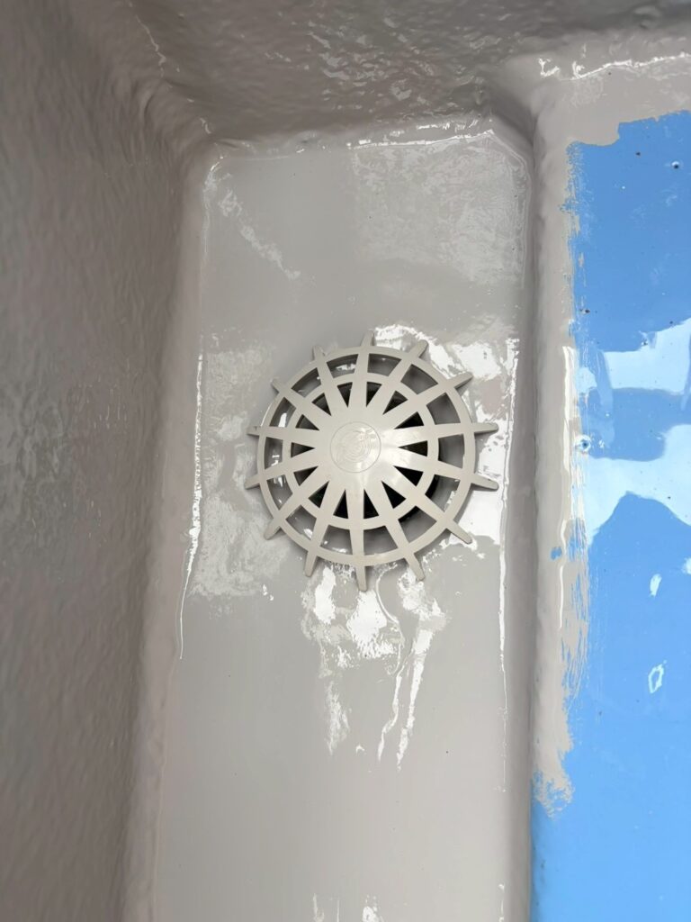 品川区小山でベランダ防水排水周り上塗り写真