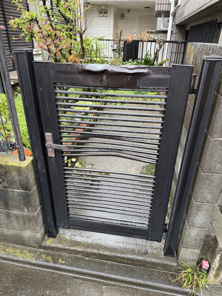 品川区荏原で一部破損した門扉既存写真