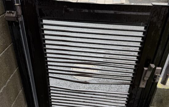 品川区荏原で一部破損と経年劣化のため門扉交換のご相談で現地点検