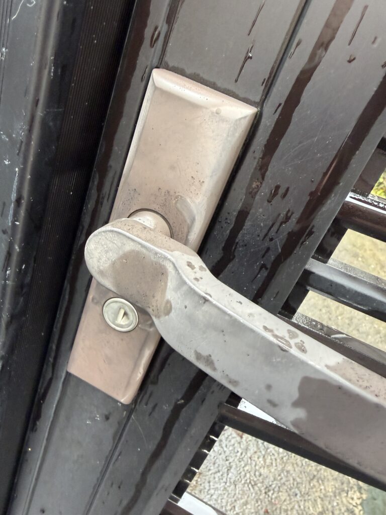 品川区荏原で門扉の現地調査取っ手の既存写真