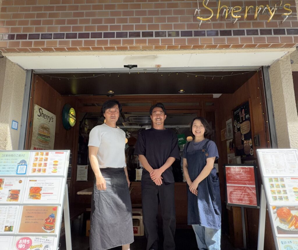 武蔵小山一番通り商栄会のシェリーズバーガーカフェご夫婦経営者の方との写真