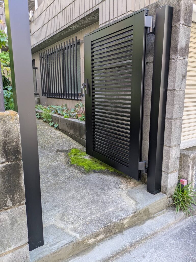 品川区荏原で門扉交換工事完成開閉の確認写真