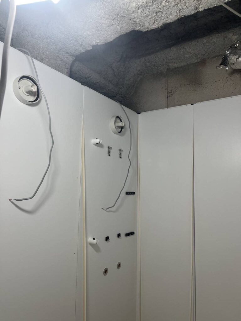 武蔵小山の賃貸マンションでこれからシャワーユニットのを設置する写真