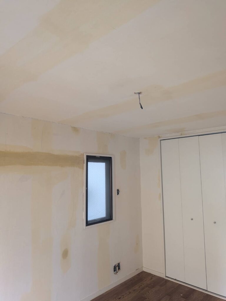 武蔵小山の賃貸マンションお屋のクロスを剥がした写真