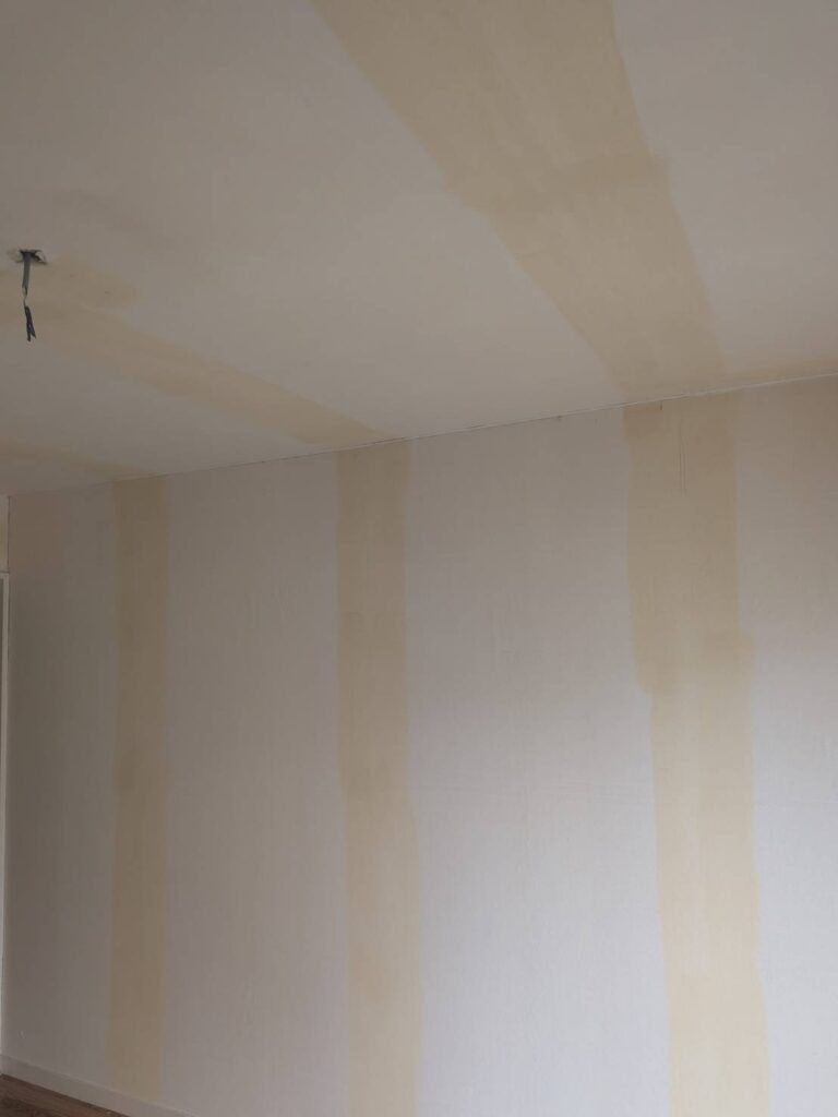 武蔵小山の賃貸マンションクロスを剥がした写真