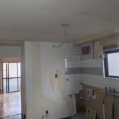 武蔵小山の賃貸マンション部屋全体クロスを剥がした写真