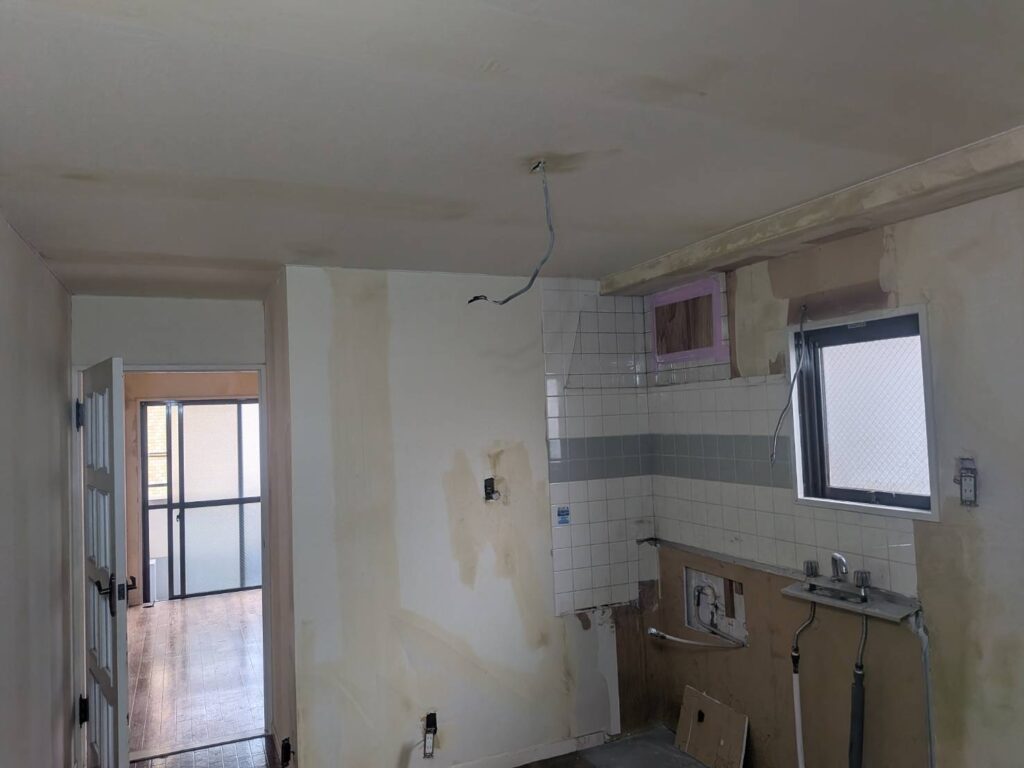 武蔵小山の賃貸マンションで壁クロスを剥がした写真