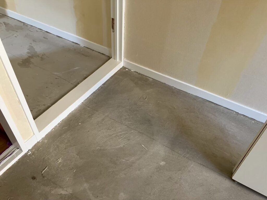 武蔵小山の賃貸マンション木部塗装の写真