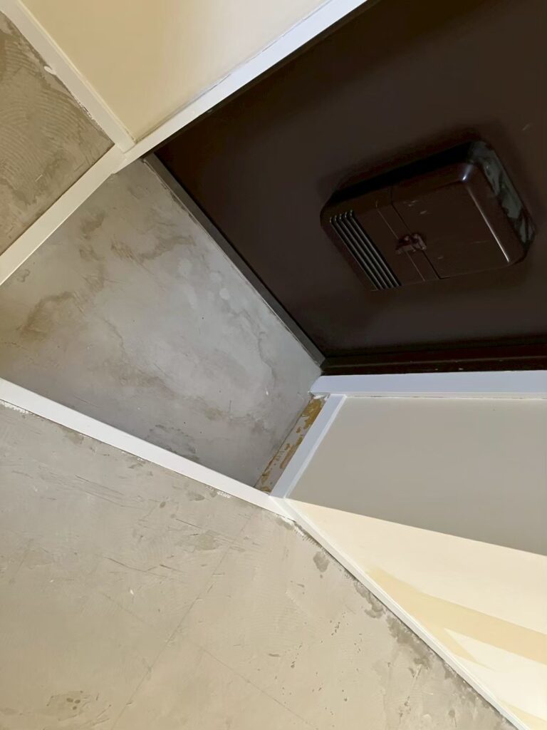 武蔵小山の賃貸マンション玄関前幅木白塗装写真