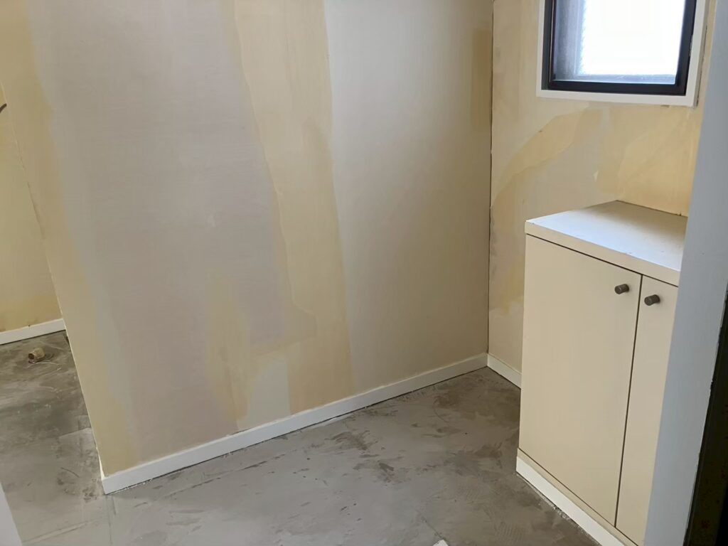 武蔵小山の賃貸マンション部屋の幅木白塗装写真