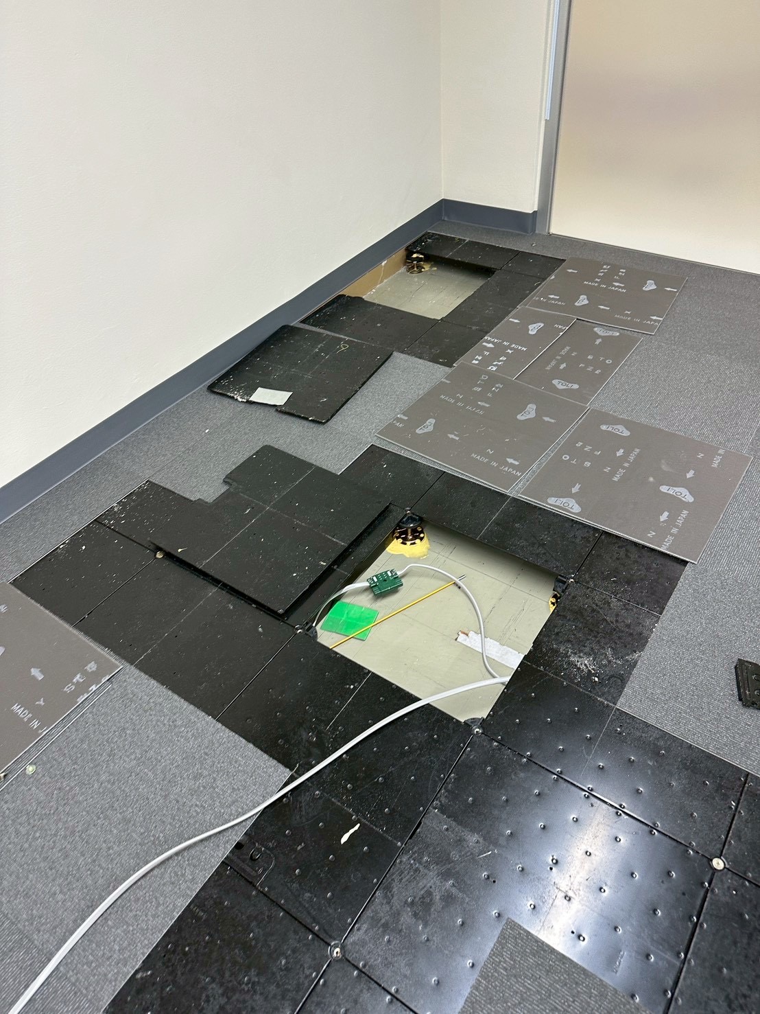 五反田TOCコンセント増設工事中写真