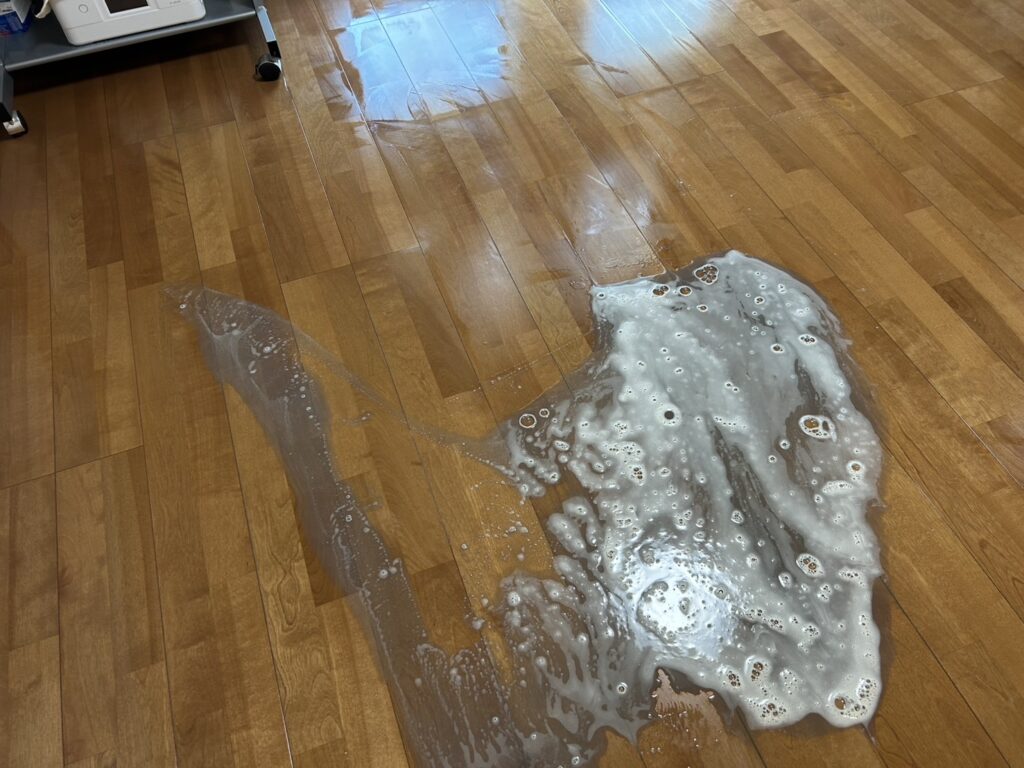 品川区小山台でフローリング洗浄洗剤を巻いた写真