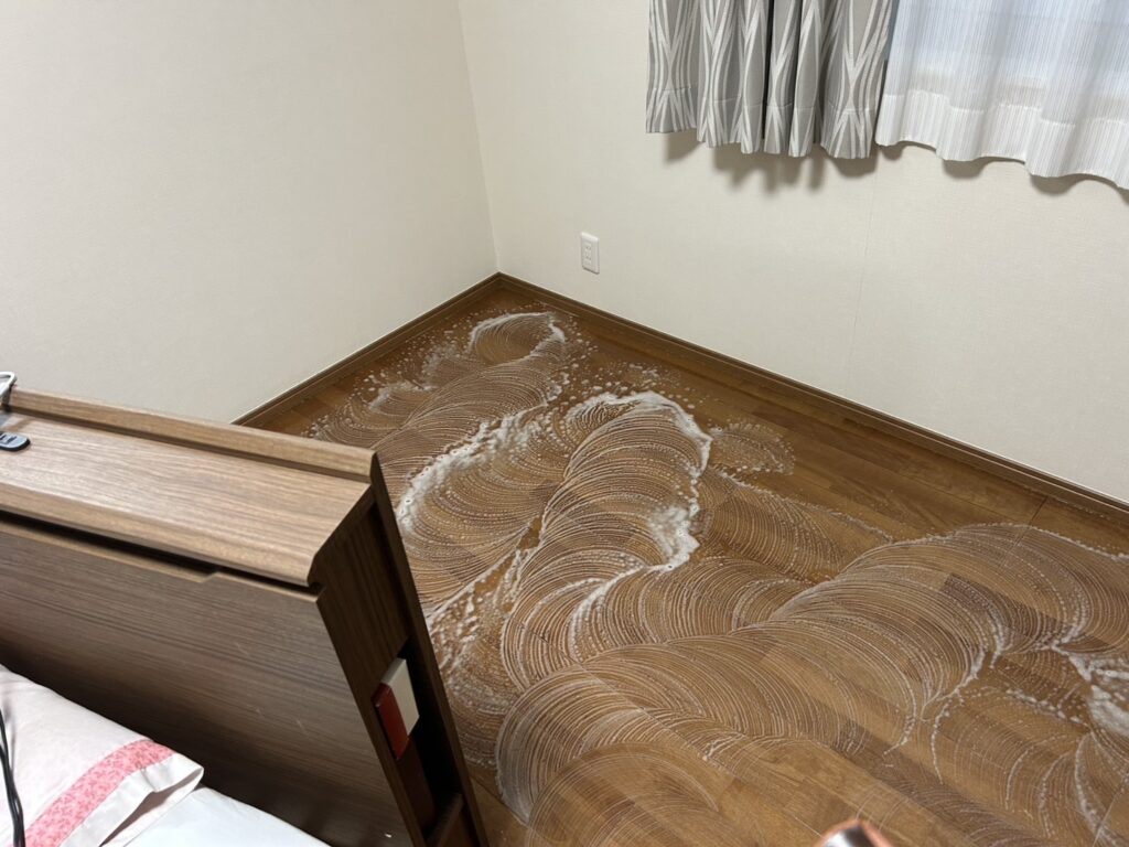 品川区小山台でフローリング洗浄ポリッシャーでしている写真