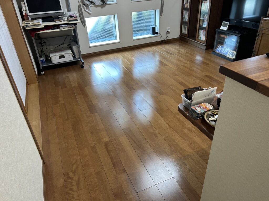 品川区小山台でフローリング洗浄後のワックスがけも終了した写真