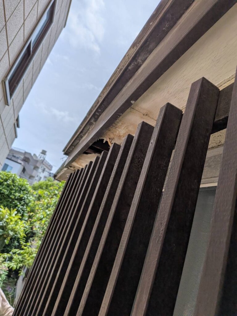 品川区小山台の戸建て軒天の腐食した大きな穴の写真