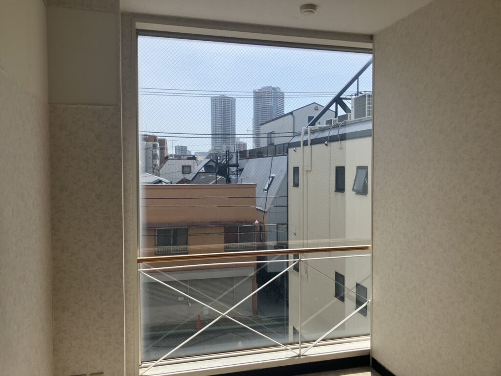 武蔵小山で目黒本町にあるビル内看板シートを綺麗に剥がした写真