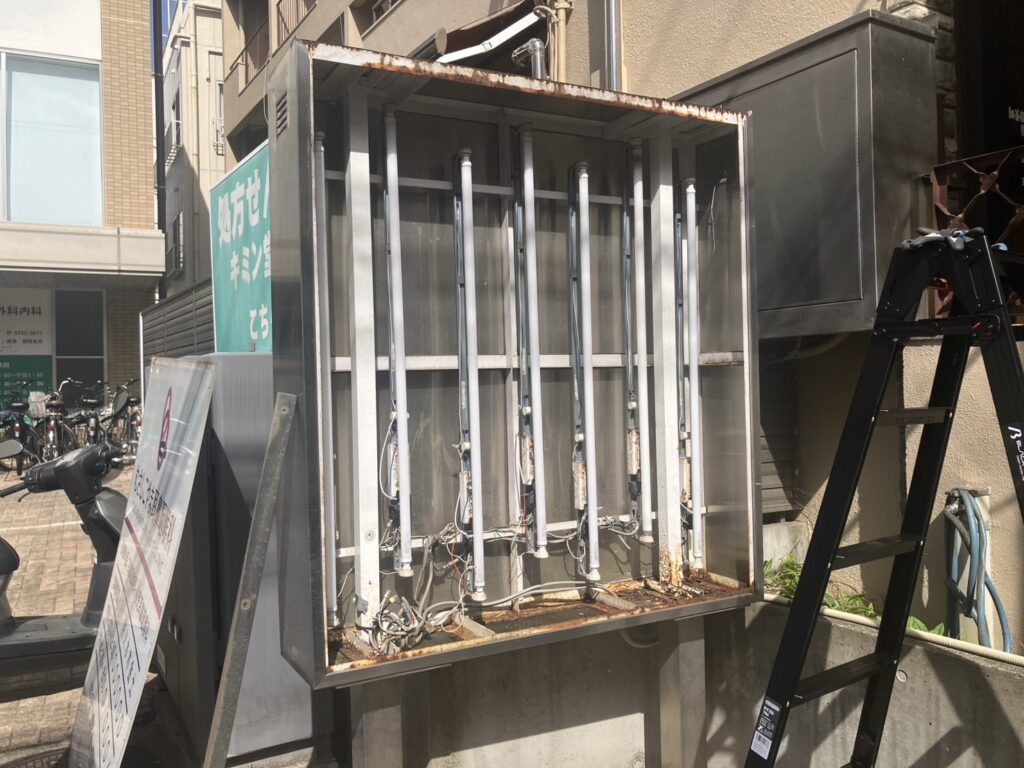 武蔵小山で目黒本町にある自立看板から看板を外して電球が見えている写真