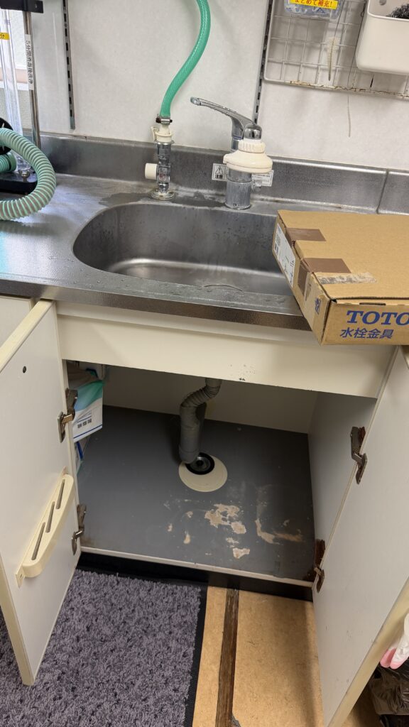武蔵小山の耳鼻科の流し台既存写真