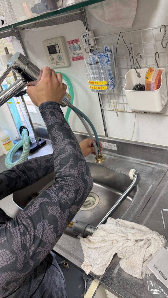 武蔵小山の耳鼻科で水栓交換工事をしている写真