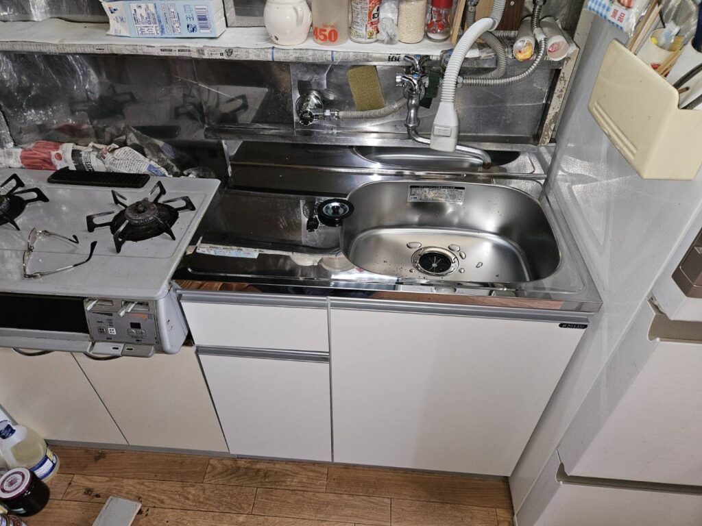 西小山の賃貸アパート交換したキッチンシンクとリメイクした下キャビネット