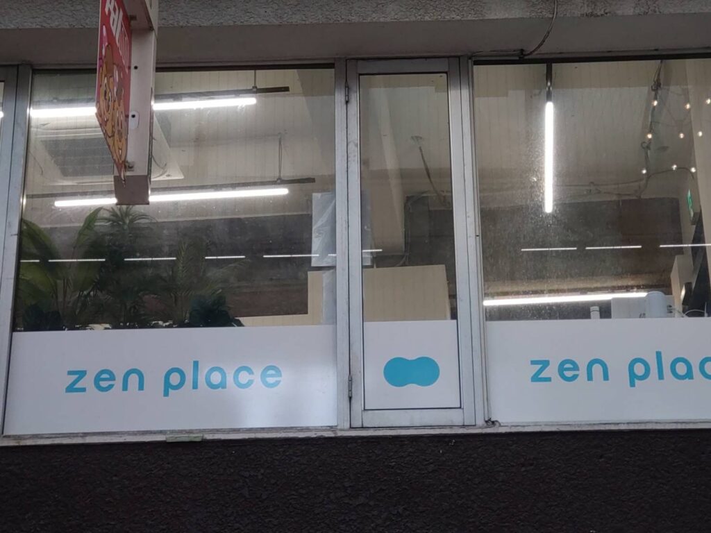 武蔵小山商店街パルムの店舗の窓既存写真