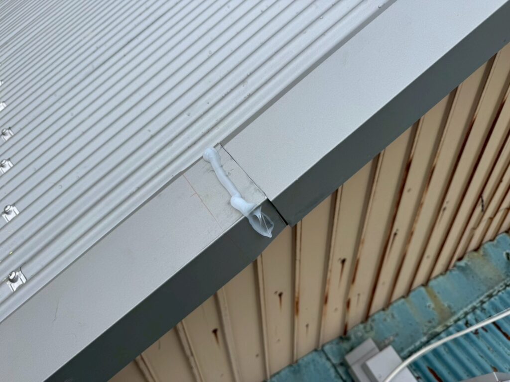 目黒区目黒本町で屋根のケラバ板金、取り付けと板金継ぎ目の重ね合わせ加工、コーキング防水処理した写真